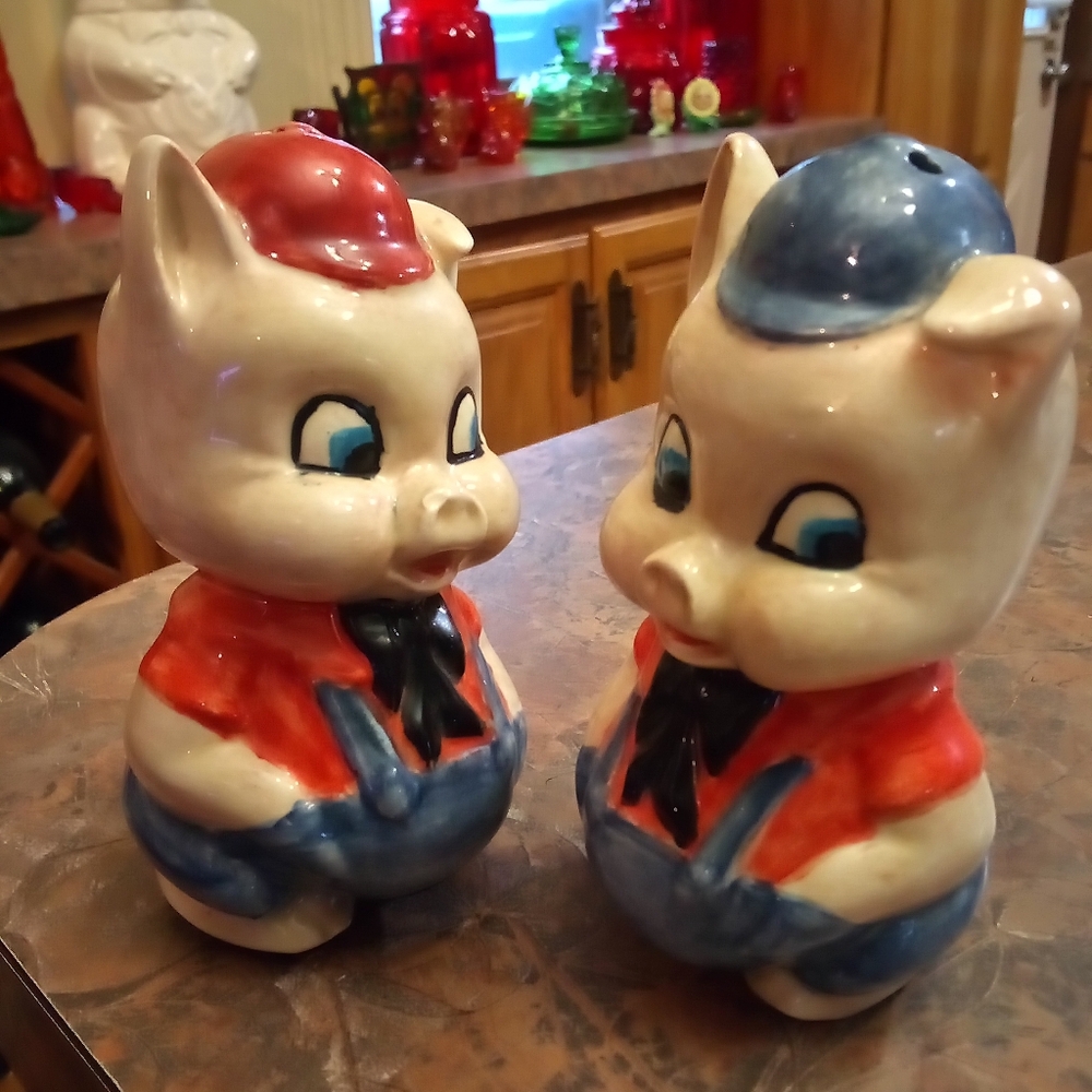 Charming Pigs In Overalls With Red Hats Ceramic Salt and Pepper Shakers. - Picture 2 of 9